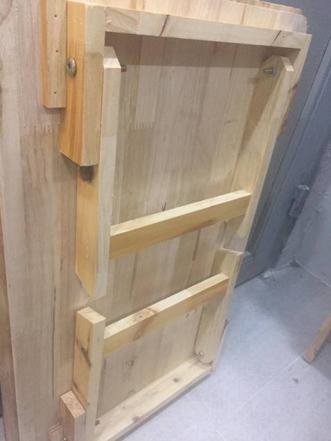 Mình mua bàn xếp của Vhappyshop lần thứ 2. Lần này hoàn toàn thất vọng và trái ngược với lần trước. Mặt bàn bị trầy trụa, kích thước nhỏ hơn lần trước. Dàn chân bàn là miếng ván mỏng, ọp ẹp, thấp hơn đợt trước phải đến 3cm, đinh bắn xiên ra ngoài nguy hiểm và dễ gây tổn thương khi thao tác setup bàn. Mình đính kèm hình ảnh cả 2 đợt mong Vhappyshop đổi lại sản phẩm như đợt 1. Đừng làm khách hàng thất vọng. Mình còn giới thiệu người khác.