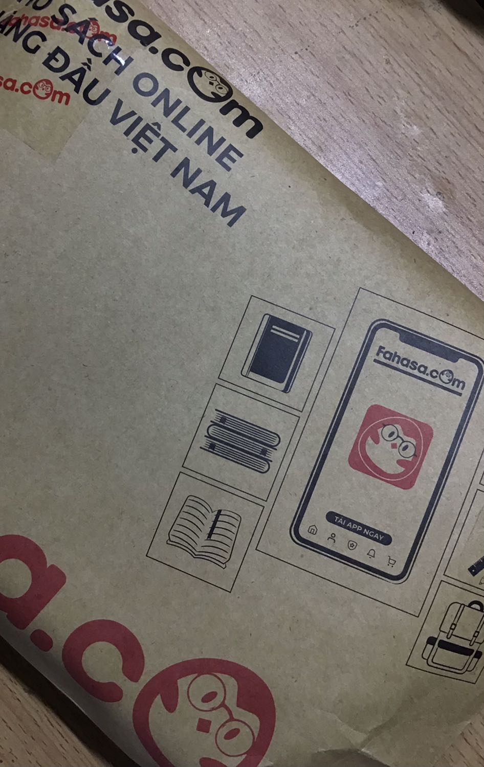 Mình mới đặt hôm qua mà nay đã có hàng rùi, công nhận nhà sách ship rất nhanh luôn í 😋.
Mình chưa đọc sách nhưng mình đánh giá cao phần đóng gói, hàng còn nguyên bọc và không bị móp méo nhaaaa. Cảm ơn nhà sách và tiki đã giúp mình biết đến một quyển sách hay như này💞✨