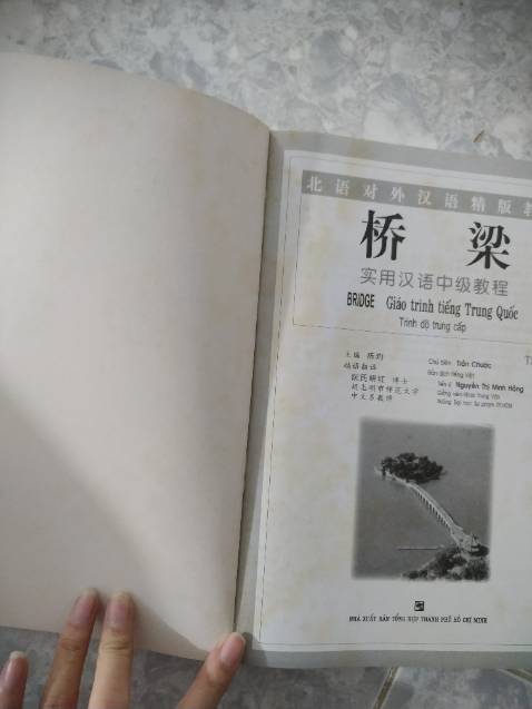 Bìa sách bị ố vàng, nhìn như để lâu ngày + bảo quản không tốt