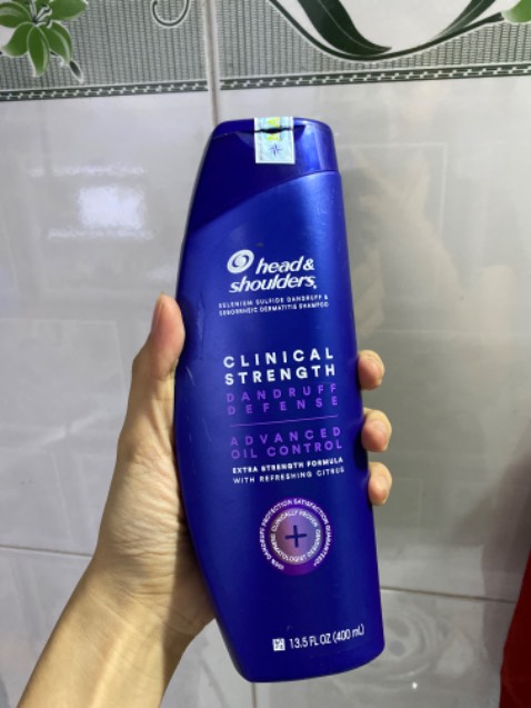 Dầu gội rất lỏng, lỏng hơn chai trước mình sử dụng, không có tác dụng hiệu quả, nghi ngờ bị pha lỏng ra. Rất thất vọng