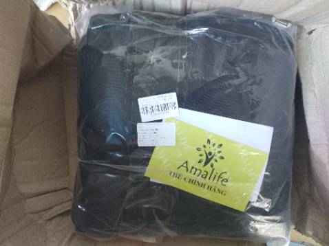 (4.5/5) - Vải mặt ngoài là thun - polyester, có rụng bông khi mặc 🥲🥲
(5/5) - Giao hàng nhanh, từ Hà Nội vào miền Tây chỉ có 3 ngày.
(2/5) - Gói hàng và vận chuyển của tiki ngày càng kém, hộp bị móp hết, hên đây là đơn hàng quần áo, nếu là sách chắc rách không còn gì luôn :))). Mong tiki xem lại đơn vị vận chuyển Viettel post.
Shop có kèm tem cảm ơn, thấy cũng dễ thương nên vẫn ủng hộ cho shop 5 sao, chứ lâu rồi mới đặt lại hàng bên tiki mà tiki làm ăn chán quá.