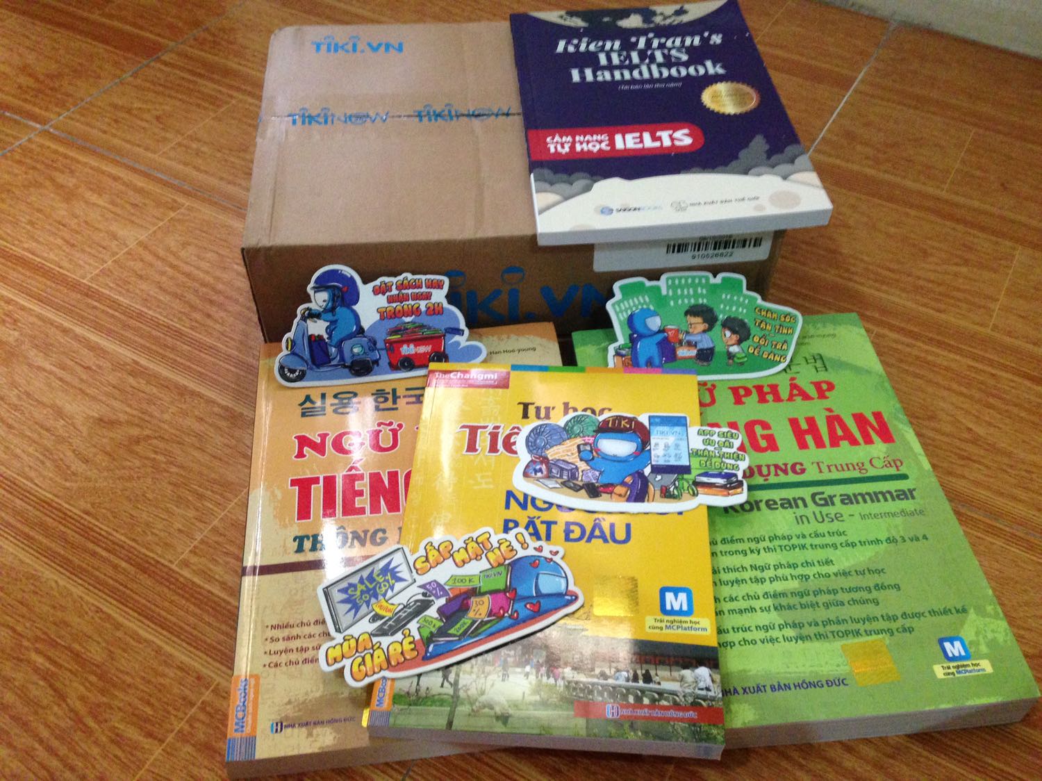 Mình vừa đặt hàng tối qua mà giờ đã nhận được rồi ^^ Lần đầu đặt rất sợ sách bị lỗi nhưng không... nó trên cả hoàn hảo!!! Tiki gói hàng rất cẩn thận, còn có cả bookmark tặng kèm ^^Sách thì cực ưng luôn ạ!!! ^^ sẽ ủng hộ tiki nhiều hơn ^^