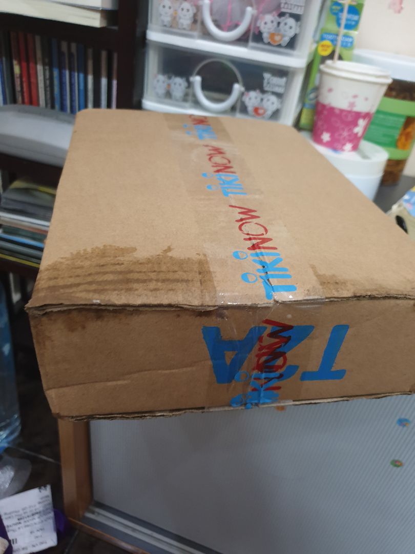 mua máy rửa mặt  làm quà tặng, đúng là tiki giao nhanh nhưng trời mưa,  ướt rách giấy gói, hộp carton thủng, khui hộp carton bên ngoài ra,  máy rửa mặt đựng trong hộp giấy, thậm chí ko có niêm phong hay màn co để chứng tỏ hàng còn mới, nhìn hộp giấy đựng máy cũ kỹ, vênh góc, bên trong hộp giấy là máy và phụ kiện, ko có hộp nhựa cũng ko có seal niêm phong. nhìn rẻ tiền. chưa xài thử máy nhưng quyết định ko muốn tặng bạn sản phẩm nhìn bề ngoài đã thấy ko có chất lượng, ko xứng tầm giá trên 1tr