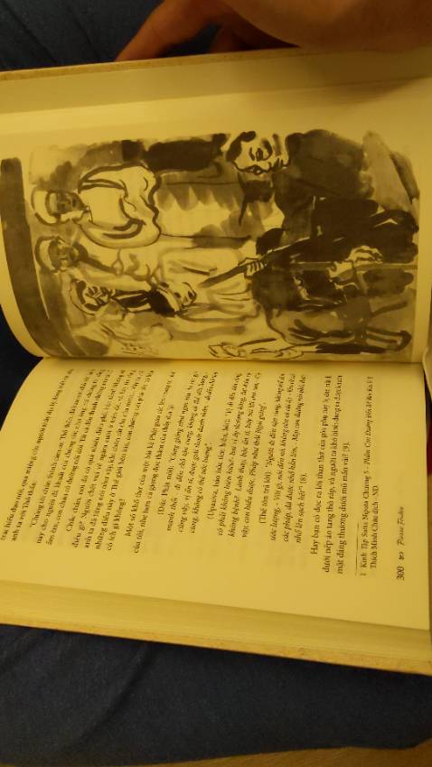 Bìa dày, chất giấy phê, nội dung chưa đọc song cảm quan của tôi là hài lòng, đó là chưa kể tới những hình hội hoạ bên trong mang tính trừu tượng. Một tác phẩm có tính khảo cứu đáng giá