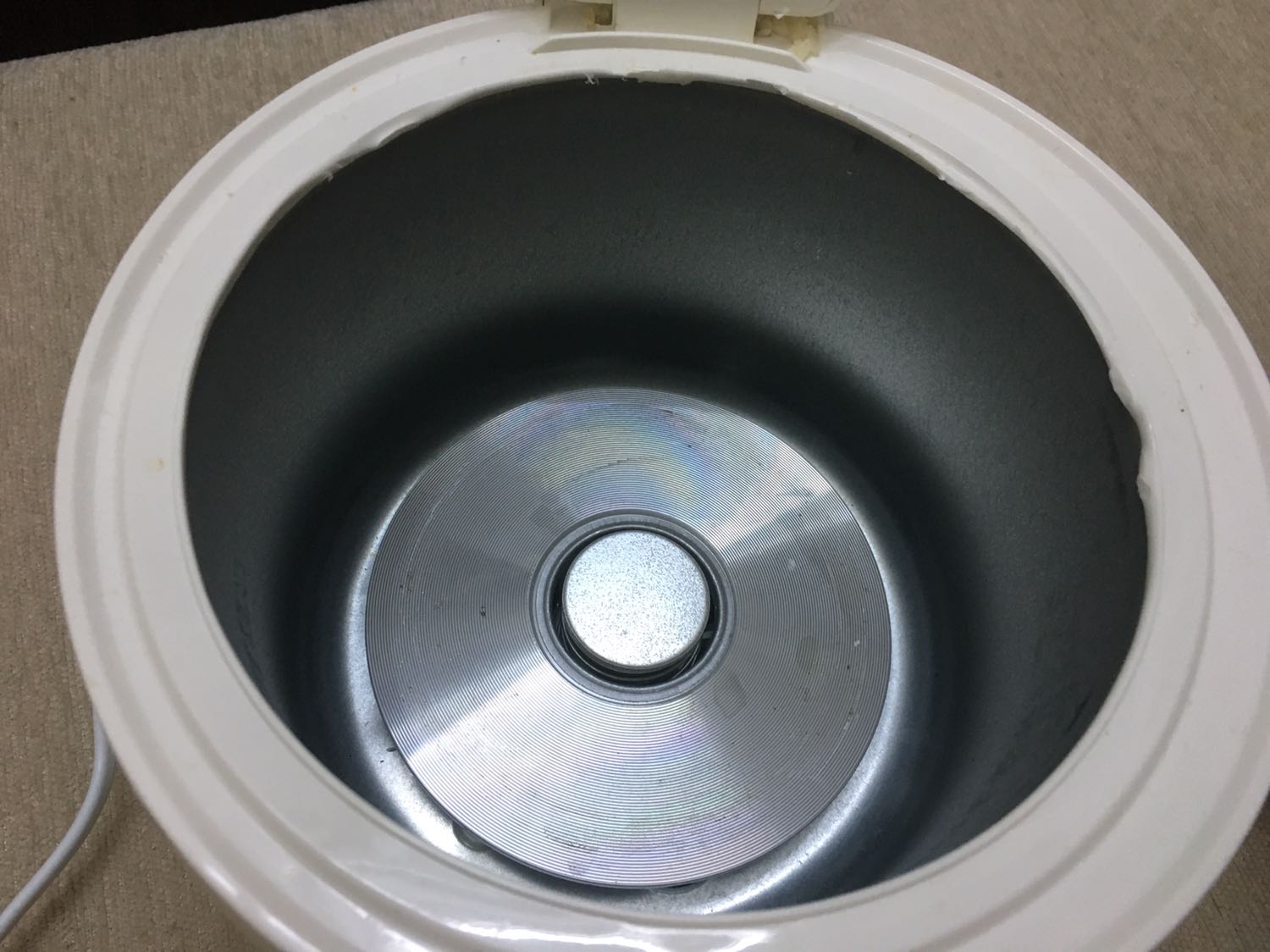 Mình dùng đc khoảng 1t thì nồi bị nóng cả bên ngoài và chảy nhựa vành ngoài như hình. Nhựa cháy và bám chặt vào nòng nồi lôi ra giò không cho vào đc nữa. Nút bấm nấu không ấn đc. Nắp không đóng đc nữa. 
  Gọi bảo hành hẹn 24-48h gọi lại. Không thấy gọi
  Gọi lại số tổng đài thì 2 tiếng nhân viên kỹ thuật gọi điện và báo hỏng như này không thuộc diện bảo hành. Chỉ bảo hành khi nồi ko nấu được.

Quá thất vọng luôn.