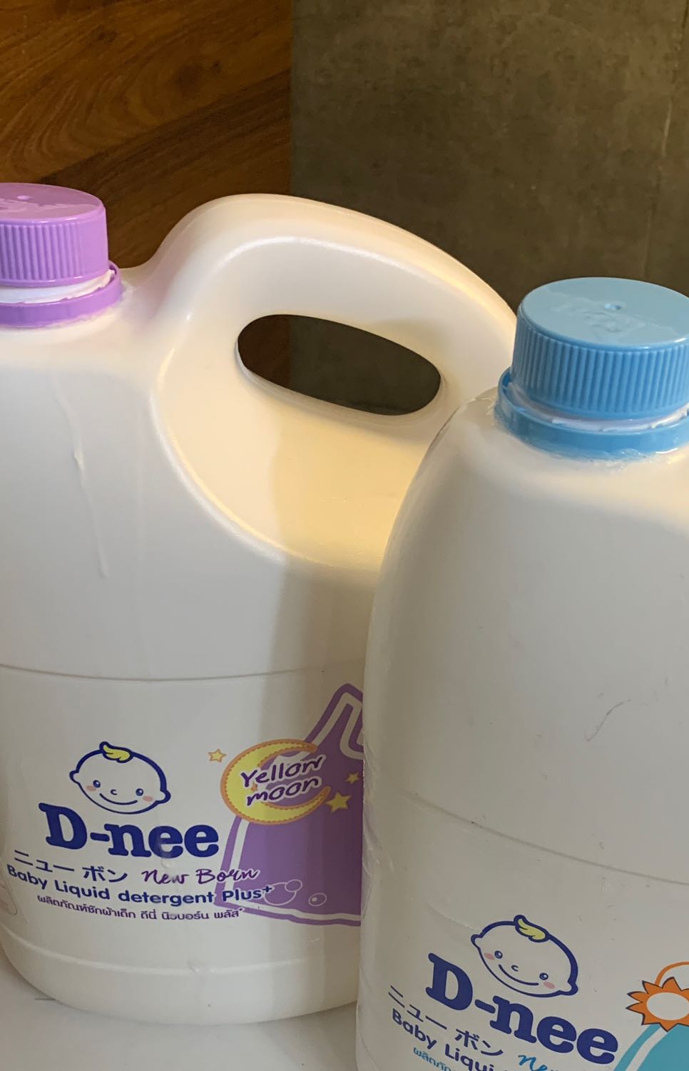 Hàng tiki trading thì ko sợ đồ giả đồ kim biên. Nhưng mà (ko phải lỗi tiki/nhà phân phối) cái nước giặt này mùi ngọt nhức óc luôn á; mình giặt đúng 2 lần là bỏ đó; ngọt như vầy ko hợp mũi mình =((( mình giặt 2 cái váy ngâm 30' mà mùi ngửi mãi ko hết, cả tuần rồi ấy. Mình giặt lại với nước giặt khác ko hết mùi nữa. Ko biết là mũi mình thính hay cái nước giặt này bám khủng khiếp, ngọt mà nhức hết cả đầu. Bạn nào ưng cái mùi ngọt thì bê 1 e về nha, ngửi mãi k hết. Hàng tiki trading thì ko sợ đồ giả đồ kim biên. Nhưng mà (ko phải lỗi tiki/nhà phân phối) cái nước giặt này mùi ngọt nhức óc luôn á; mình giặt đúng 2 lần là bỏ đó; ngọt như vầy ko hợp mũi mình =((( mình giặt 2 cái váy ngâm 30' mà mùi ngửi mãi ko hết, cả tuần rồi ấy. Mình giặt lại với nước giặt khác ko hết mùi nữa. Ko biết là mũi mình thính hay cái nước giặt này bám khủng khiếp, ngọt mà nhức hết cả đầu. Bạn nào ưng cái mùi ngọt thì bê 1 e về nha, ngửi mãi k hết.