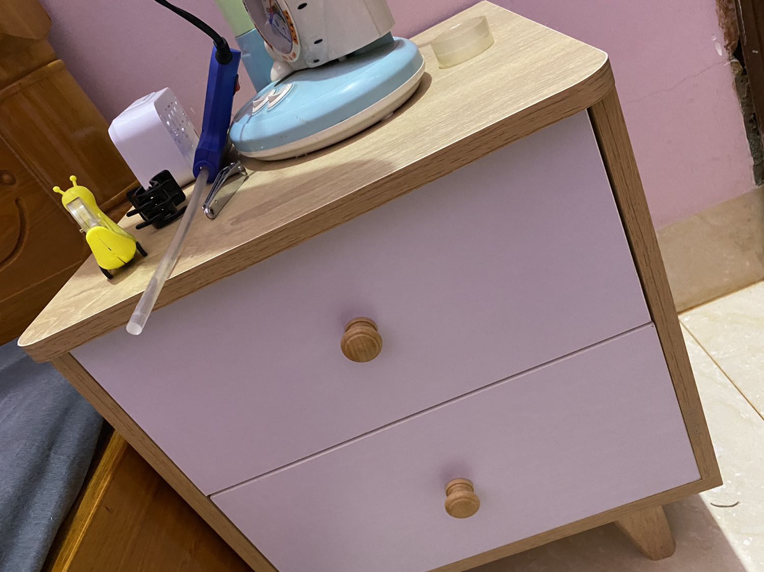 nhìn bên ngoài khá đẹp nhưng gỗ bị lỗi đôi chỗ, phần lắp đinh xoay cỗ định mặt gỗ trước rất khó ăn khớp, đinh dễ gãy