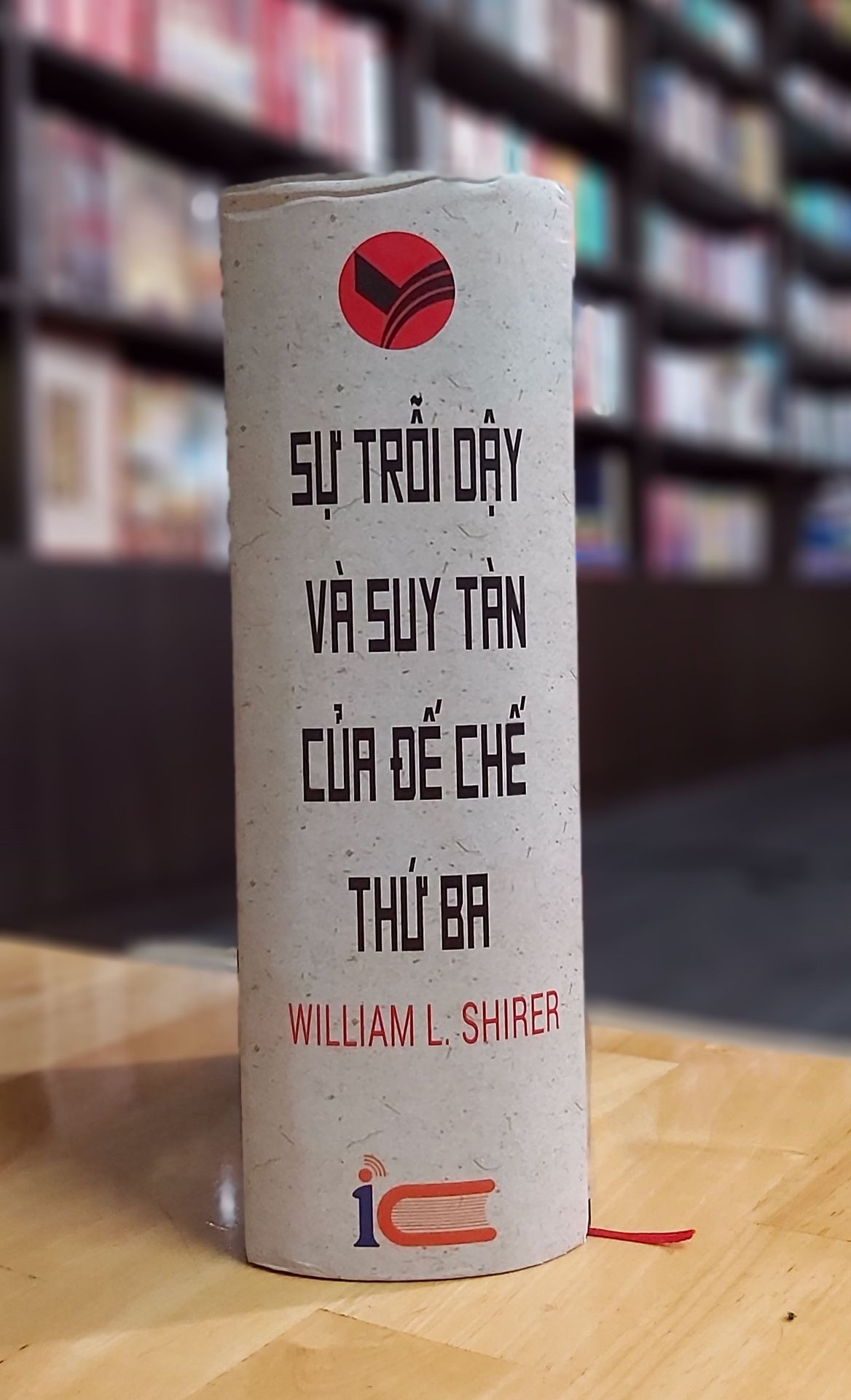 "William L. Shirer đã có cơ hội được quan sát, tường thuật cuộc sống của Đức Quốc xã từ năm 1925 khi làm một phóng viên tác nghiệp ở đây, cùng với đó ông còn được tiếp cận các nhà lãnh đạo Đức Quốc xã hàng đầu. Sau chiến tranh, ông tham dự các phiên tòa xử tội phạm chiến tranh. Ông đã bỏ ra 5 năm rưỡi để rà soát từng đống tài liệu. Từ những nguồn này và cũng từ thông tin tự thu thập ở Đức và Châu Âu trong hơn 4 thập kỷ, ông đã tổng hợp nên một thiên sử liệu của một trong những thời kỳ hãi hùng nhất trong lịch sử nhân loại. Từ khi được xuất bản năm 1960, nghiên cứu bất hủ của William L. Shirer về để chế của Hitler đã được ca ngợi rộng khắp như một hồ sơ cuối cùng về những thời khắc đen tối của thế kỷ XX. Cùng với hàng triệu bán in được phát hành trên toàn cầu, nó sự là một Công trình đầy sức sống và có giá trị bền lâu."