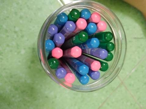 Ngòi ruột cứng cáp, nét viết mềm, đẹp. Màu ngoài vỏ bút là màu pastel rất đẹp. Nhìn 1 hộp bút thấy đẹp và sang. Hàng chất lượng. Ngòi ruột cứng cáp, nét viết mềm, đẹp. Màu ngoài vỏ bút là màu pastel rất đẹp. Nhìn 1 hộp bút thấy đẹp và sang. Hàng chất lượng.