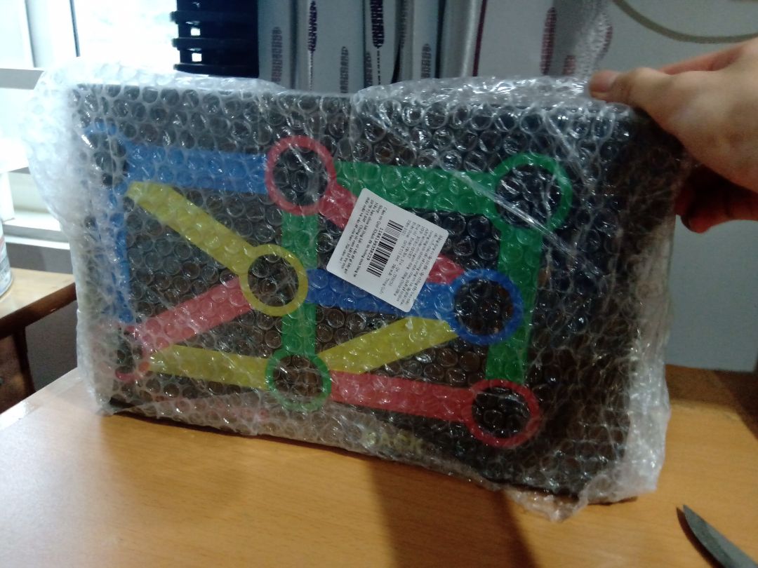 hàng khi ship tới thì hộp đã bị hư hỏng khá nhiều. Chắc do về vấn đề vận chuyển mùa dịch nên hàng hư hại cũng may không hỏng hóc bên trong, nhờ tiki xem lại phần mày giùm mình nhé. Về sản phẩm thấy chắc chắn, giống quảng cáo :)) nhưng chất lượng xem qua là okay đấy, còn bền lâu hay không là chuyện khác. Thử xong sẽ rõ. Cảm ơn nhà cung cấp, Tiki và các anh shipper nhé. Mọi người vất vả rồi ạ