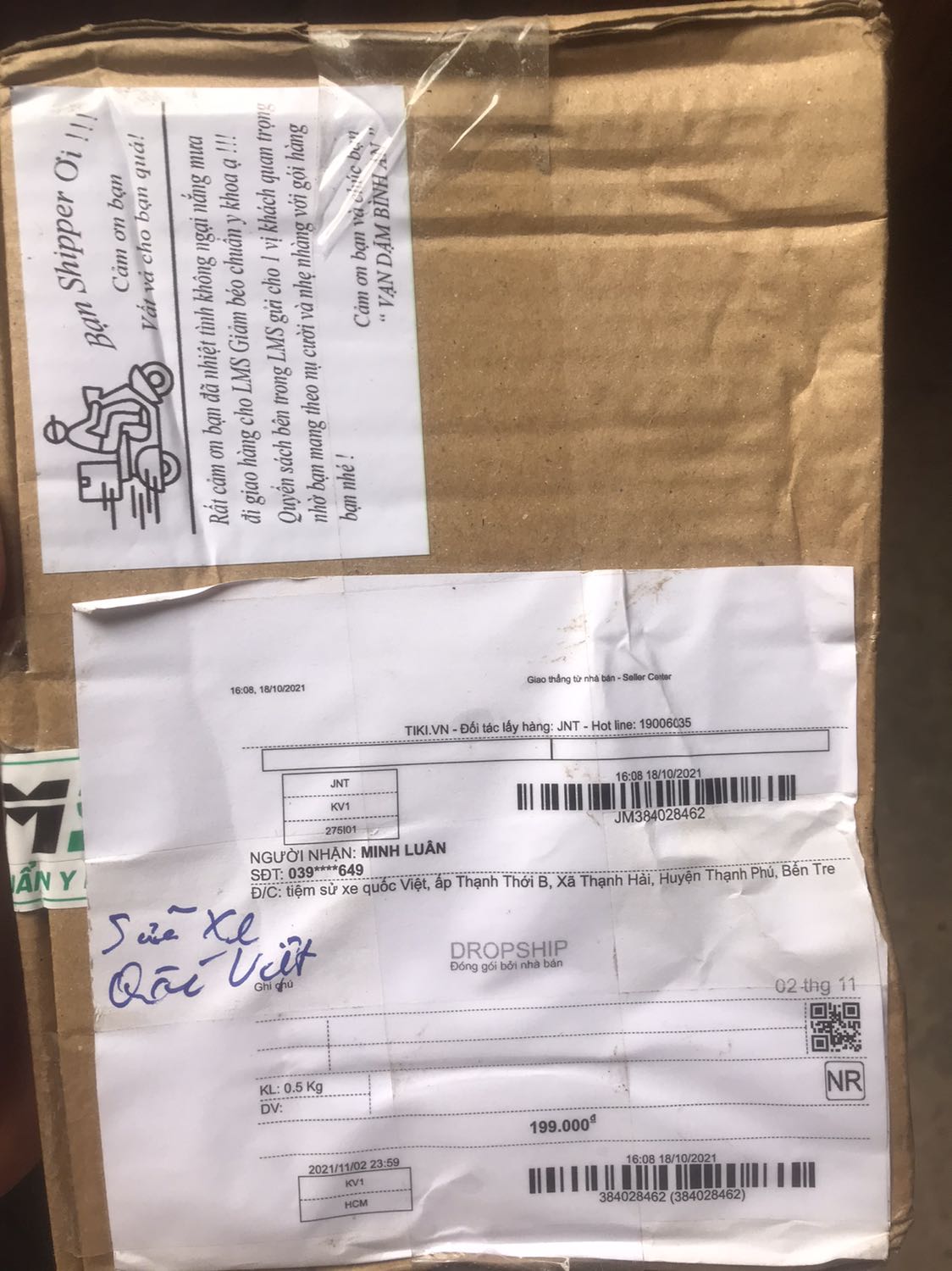 Sách gói rất cẩn thận. Vì Mình mến anh Long nên mua quyển sách này 1 phần là vì chữ kí
  Chất lượng giấy rất tốt, chữ in rất rõ và đẹp, thông tin rất bổ ích
   NHƯNG! Mong shop xem xét lại đơn vị vận chuyển. Hộp bị móp do quá trình vận chuyển, thái độ không tôn trọng khách hàng của shiper làm mình thấy khó chịu Sách gói rất cẩn thận. Vì Mình mến anh Long nên mua quyển sách này 1 phần là vì chữ kí
  Chất lượng giấy rất tốt, chữ in rất rõ và đẹp, thông tin rất bổ ích
   NHƯNG! Mong shop xem xét lại đơn vị vận chuyển. Hộp bị móp do quá trình vận chuyển, thái độ không tôn trọng khách hàng của shiper làm mình thấy khó chịu