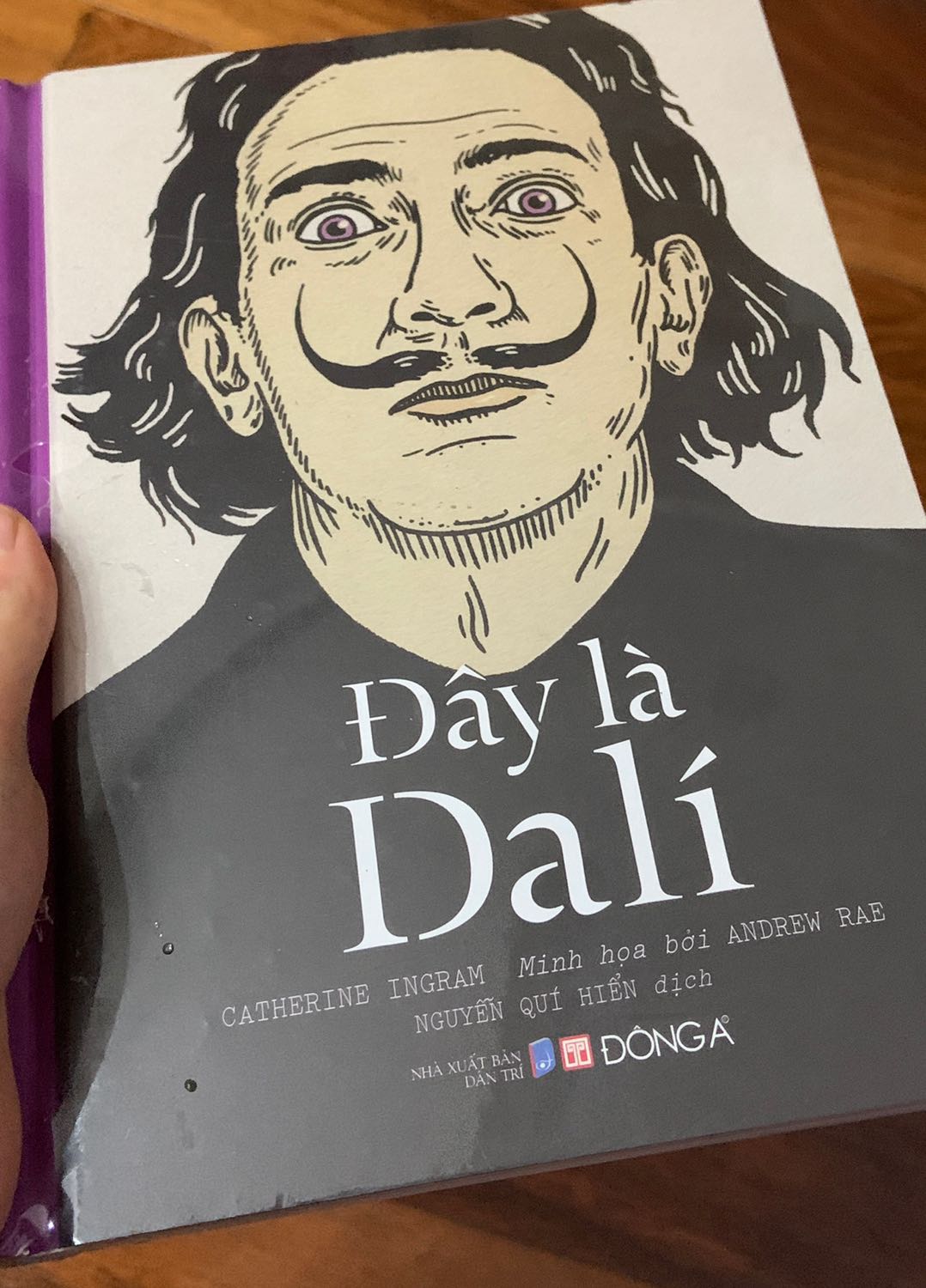 Sách đẹp đẽ, giấy trắng mịn, màu sắc rõ nét. Giao hàng nhanh, sáng đặt chiều có luôn. Chưa bao g thất vọng về khả năng ship và đóng gói của Tiki. Giá phải chăng. Sale còn 80k/cuốn