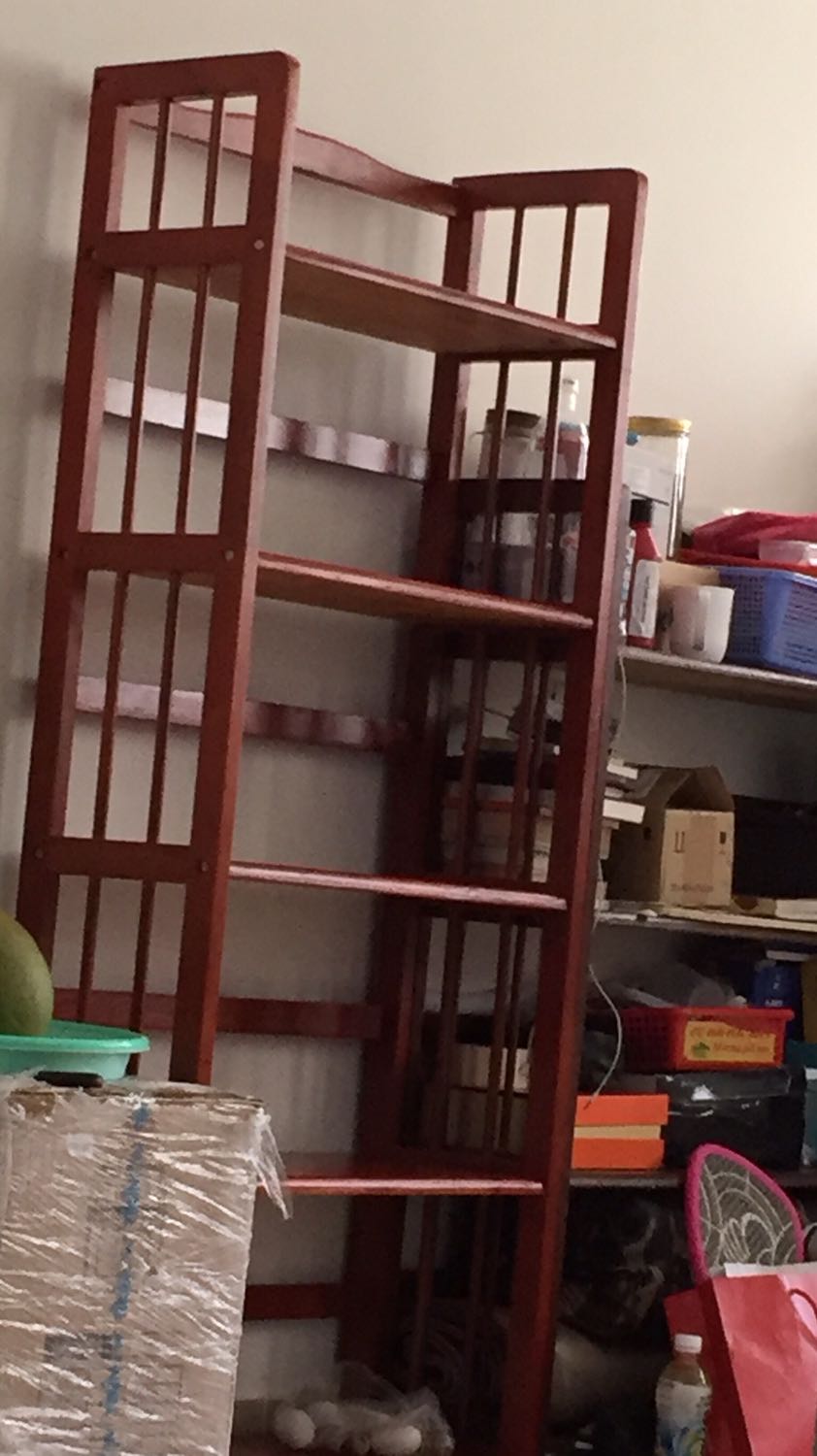 Kệ gỗ giống hình, đẹp cứng cáp nhưng 2 chân đế ko đc bằng nhau nên đăt ko đc vững lắm tự xử lý chắc đc cũng phân vân cho 4sao mà đế đưng ko an toàn sợ trẻ nhỏ kéo là đổ nên cho 3sao