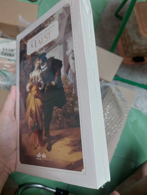 Một chiếc bìa rất cổ điển mình rất thích. Và một triết gia Đức đã nhận xét "Faust là sự tinh túy trong sáng nhất, sâu sắc nhất của thời đại, được tạo ra từ những gì mà toàn bộ thời đại chứa đựng và cả những gì thời gian sẽ còn chứa đựng." Nên mình quyết định đọc Faust