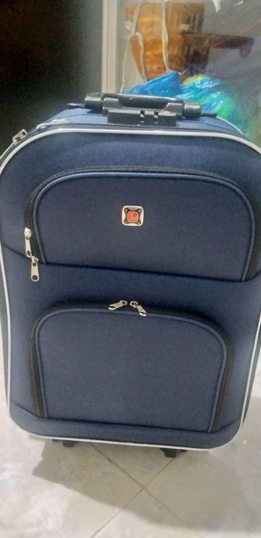 mua laka mà shop giao TN. Nản cái kiểu làm ăn mặc kệ này wa. 
sp thì tạm ổn với cái giá 360k. k chắc chắn nên mấy bạn xài thường hoặc bỏ đồ nặng nhìu nên cân nhắc nha. này chỉ thích hợp đi du lịch ngắn ngày tầm 5-7bo đồ ạ và ít đồ linh tinh. 
m do cbi bay rồi nên cũng k trả đổi j nửa. lần sau các bạn mua nên mở ra xem đúng so đặt nha.