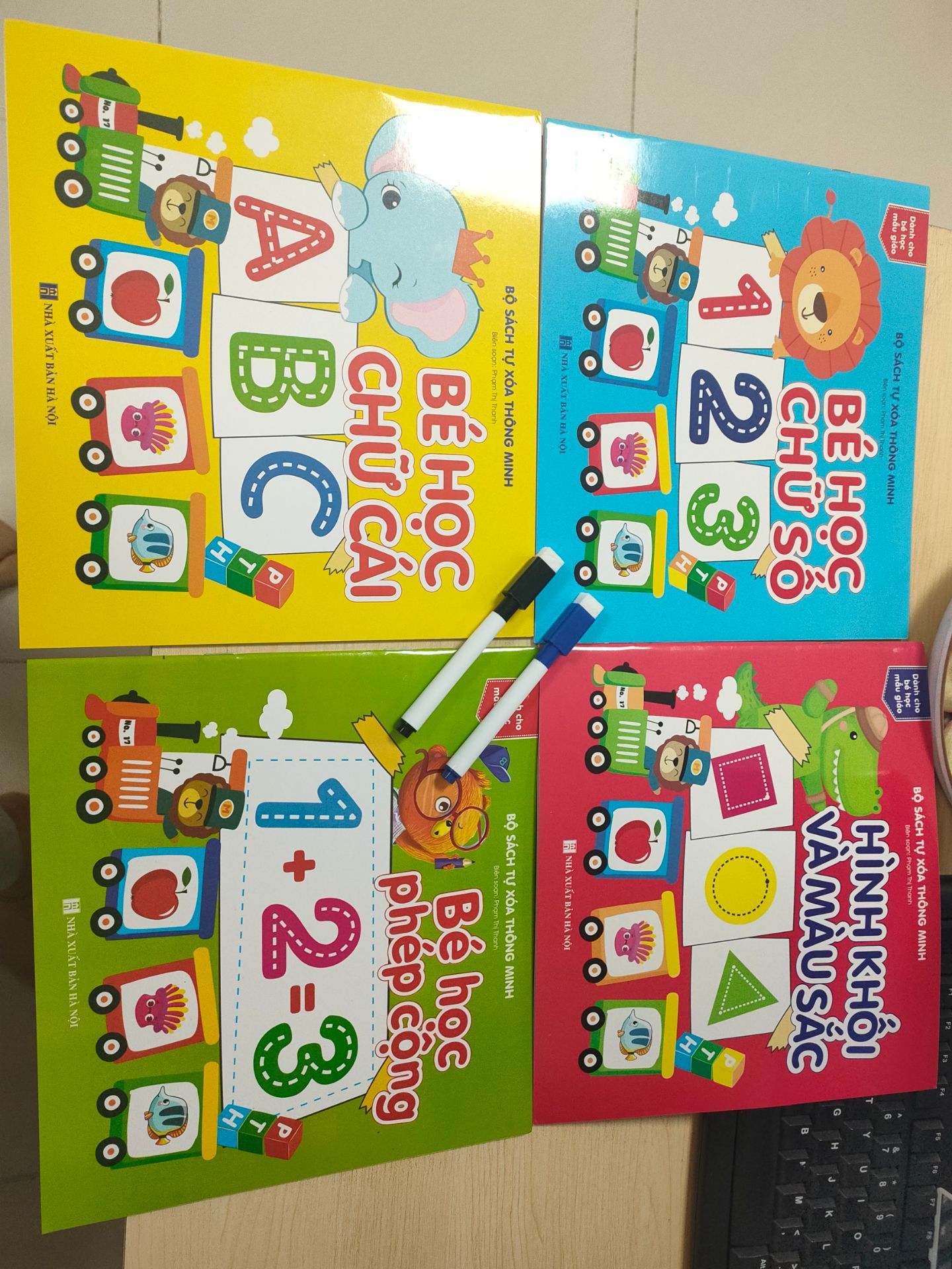 vở đẹp. nhưng 3 bộ 6 cây bút mà k cây nào có mực, thà rằng shop báo trc mình mua bút riêng. ra nhà sách mua bình mực về cũng k bơm đc luôn. mua bút lông bảng thì to quá bé k cầm đc.