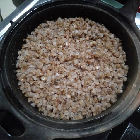 Lần đầu tiên mình nấu hạt kiều mạch, hạt nở mềm và ăn rất ngon, có mùi thơm rất dễ chịu, đem đi làm sữa hạt thì ngon hơn. Mình sẽ chế biến đc nhiều món khác nhau, nói chung là hài lòng với sp.