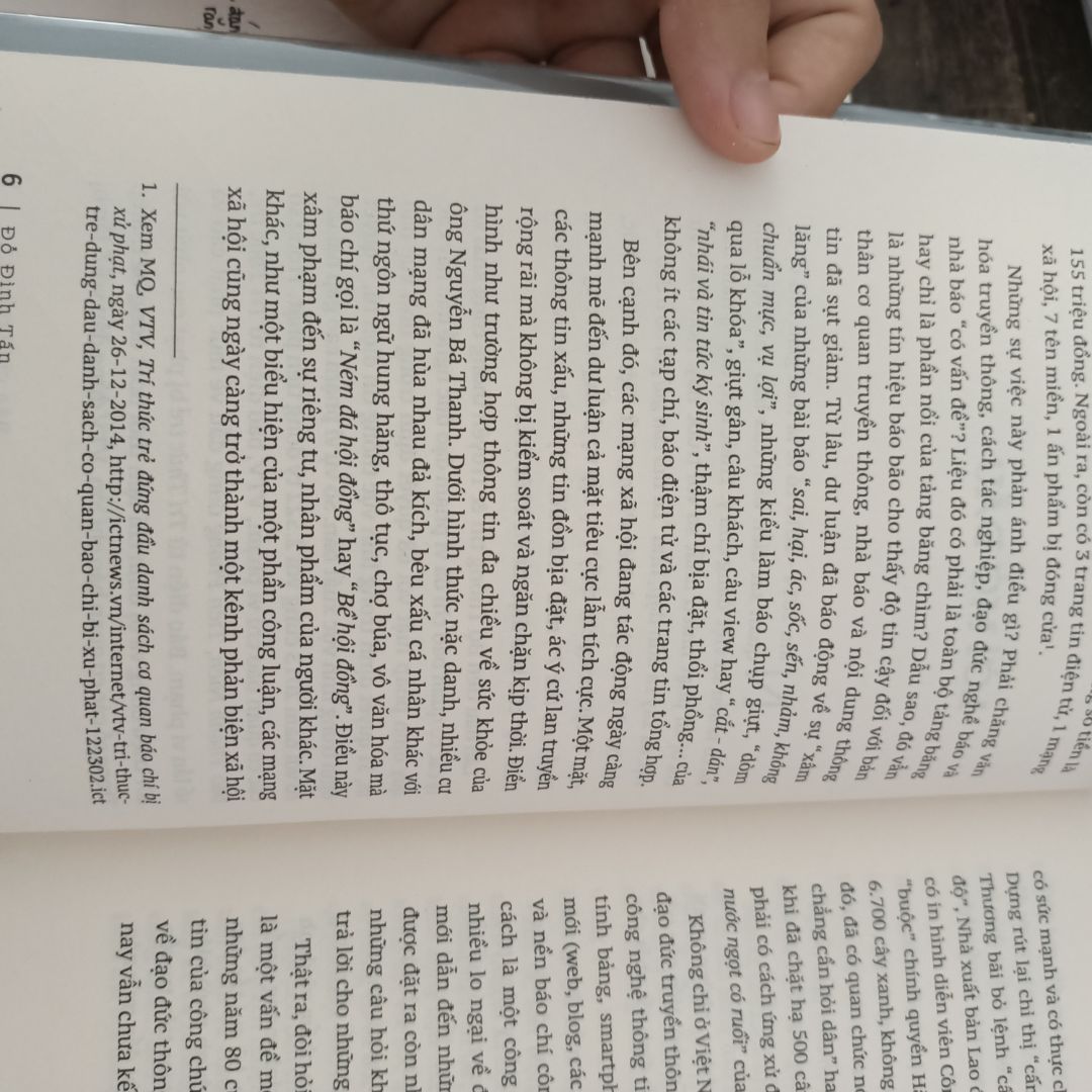 sách có bìa dẻo bao lại rất chắc chắn. Bìa cứng, giấy tối màu bảo vệ mắt. Chất lượng tuyệt vời ???