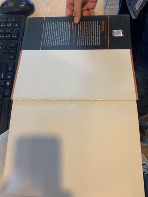 Sách rất đắt tiền nhưng tiki không kiểm tra trước khi gửi đi. Đề nghị Tiki hỗ trợ đổi trả sản phẩm. 1 sao cho sự cố này!