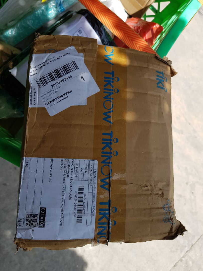 Sách đầy đủ, đúng mô tả, đủ sách tặng kèm, tuy nhiên cách đóng gói và vận chuyển của Tiki làm mình thất vọng, rất rất thất vọng, đóng gói là Tiki now mà không khác gì giao thường, lại còn rách nát như thế này, may mà nhà bán hàng bọc lại cẩn thận, cũng là hàng sách không bị mất mát, thất vọng thực sự về Tiki!