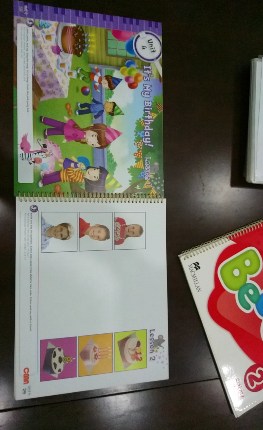 Mua để dùng cho dạy ở một trường mầm non. Mỗi sách sẽ có chương trình và cách dạy khác nhau nên không có ý kiến về nội dung.