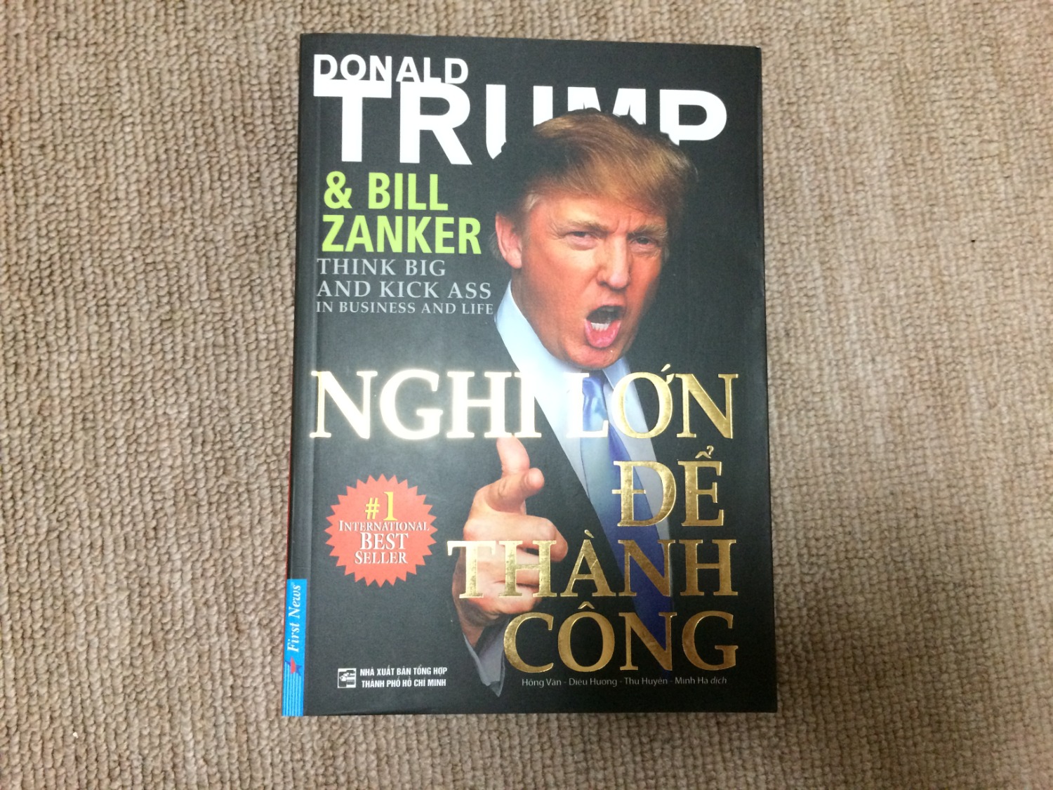 sách cầm nhẹ ( cá nhân mình thích cầm sách nặng) . có một điểm lỗi nhỏ trên gáy sách. tổng thể thì ok .