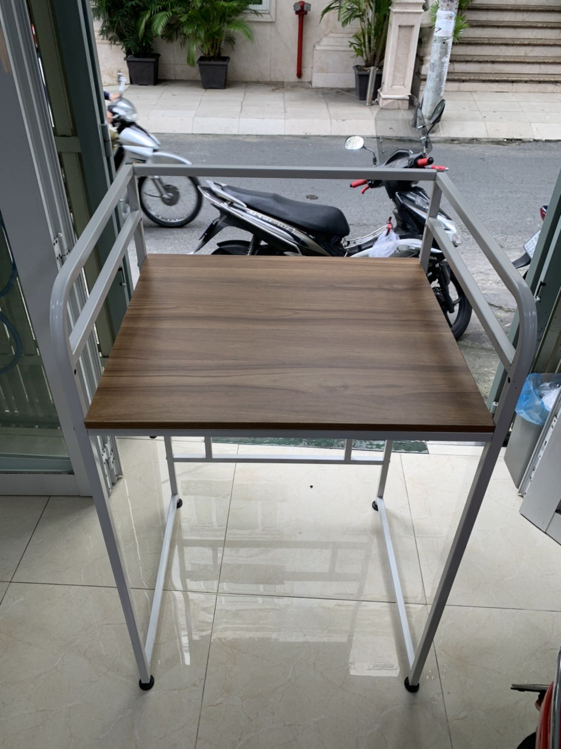 Ship nhanh, sơn hơi mỏng nên dễ bị tróc, kệ cao so với nhu cầu, nên mình khoan hạ thấp xuống.  Nhìn chung sản phẩm dùng tạm ổn.