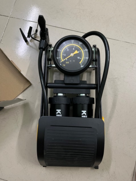 Bơm được gia công tương đối kỹ lưỡng, hình thức đẹp. Thao tác bơm rất nhẹ nhàng kể cả đối với nữ giới. Bơm đúng áp suất khi so với đồng hồ đo áp suất Michelin. Đặc biệt đầu bơm khi khoá vô vòi bơm của xe sẽ nằm ở vị trí nằm ngang nên có thể dùng để bơm cho bánh xe tay ga được luôn ( do mâm xe tay ga có mâm nhỏ hơn xe số)