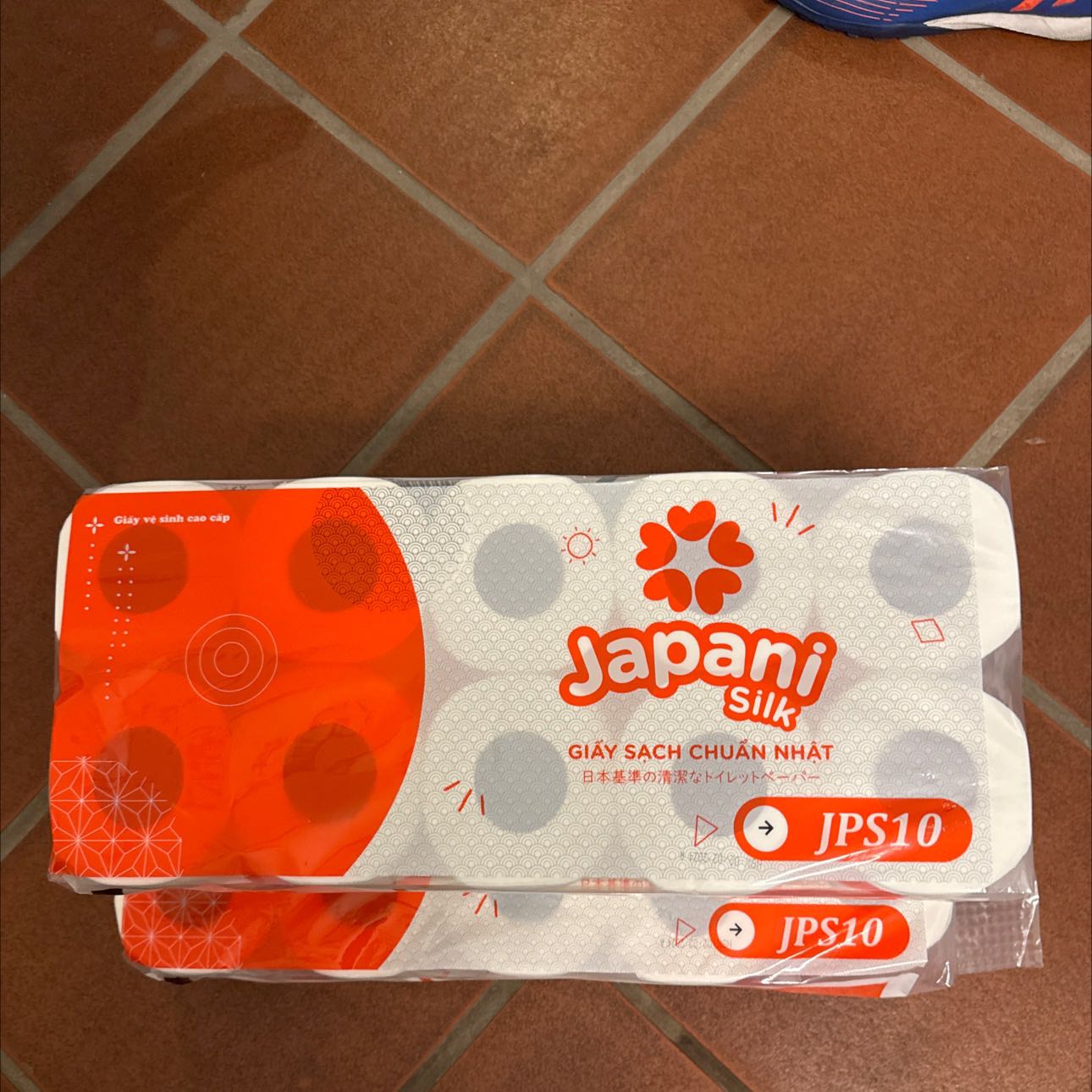 Giấy vệ sinh rất tốt. Sản phẩm mềm mại, mịn thấm hút và tan nhanh trong nước. Dùng cho nhà WC không lo tắc bồn cầu. Shop đóng gói cẩn thận và giao hàng nhanh trước hẹn. Sẽ luôn ủng hộ shop.