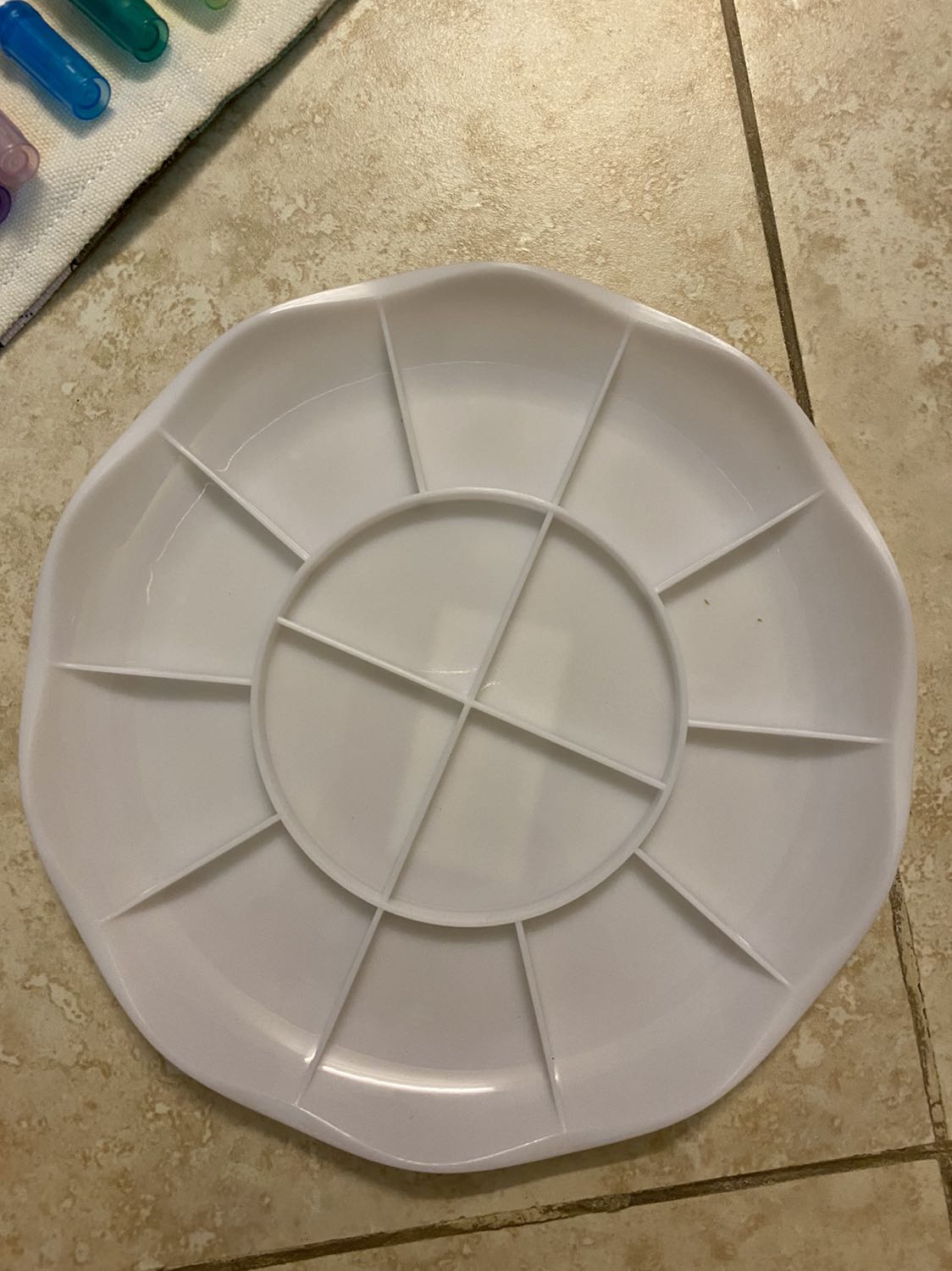 Ô chia ngăn hơi bé chút, nhưng dùng được. Chất liệu nhựa ổn