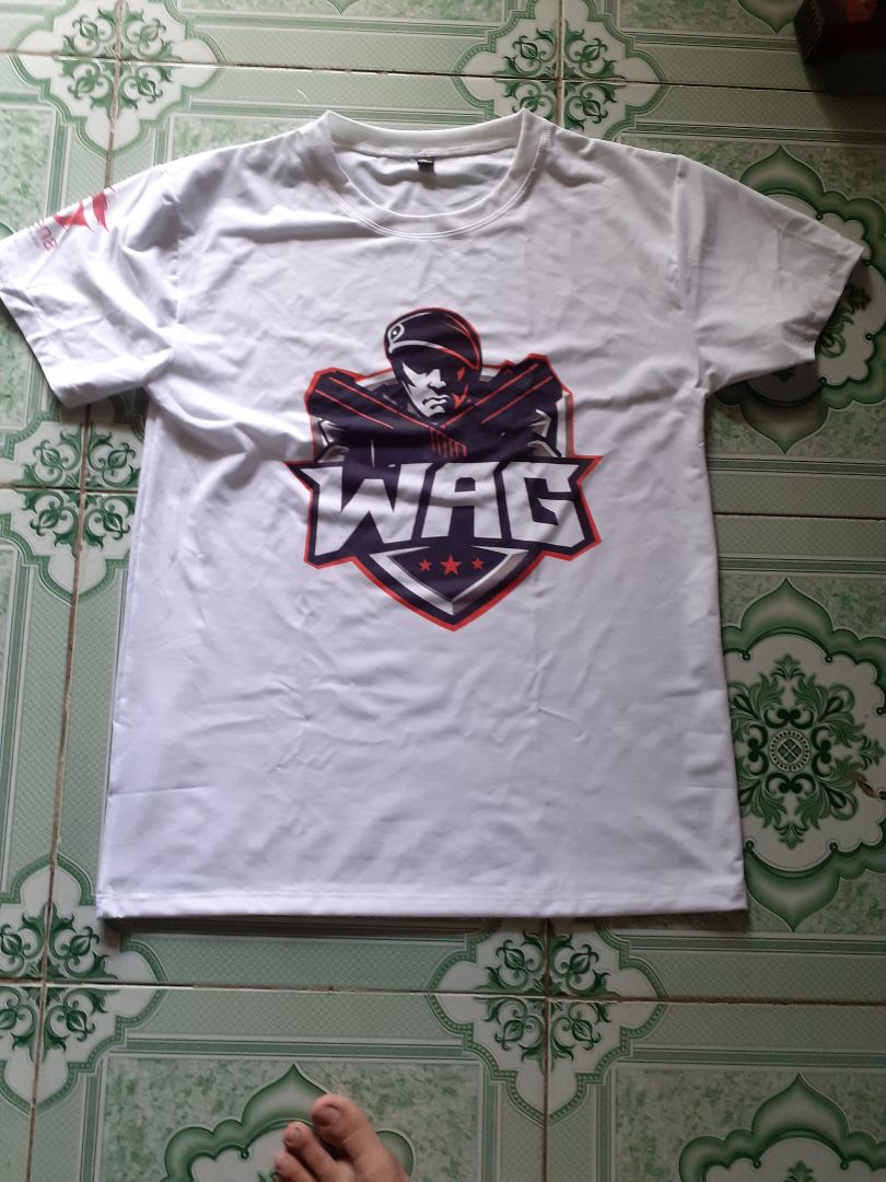 e đặt áo khoác mà sao kì vậy a