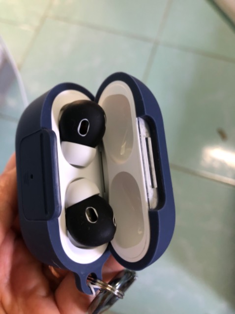 Chất silicon mềm dẻo, mỏng, ôm khít để bảo vệ tai nghe cho bạn. Nên mua.