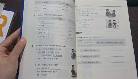 Sách mềm, giấy thơm, mới và mép sách không bị bóp trong quá trình giao hàng. Shop giao hàng nhanh đúng ngày và giờ. Đây là một trong những đầu sách hay và dễ cho những bạn mới bắt đầu bặp bẹ học tiếng hàn như mình. Hãy  thử mua và học nhé.