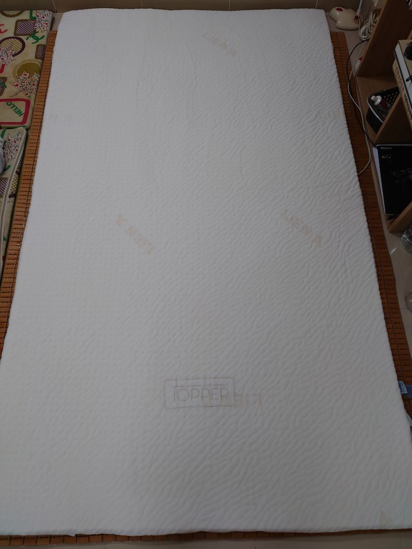 đúng như mình dự đoán... êm mềm... nhưng nếu bạn nào chưa hình dung thì nó mỏng, thích hợp cho ai muốn kiếm topper lót lưng hoặc đơn giản là nằm êm hơn sàn, chiếu, thoải mái dễ ngủ...