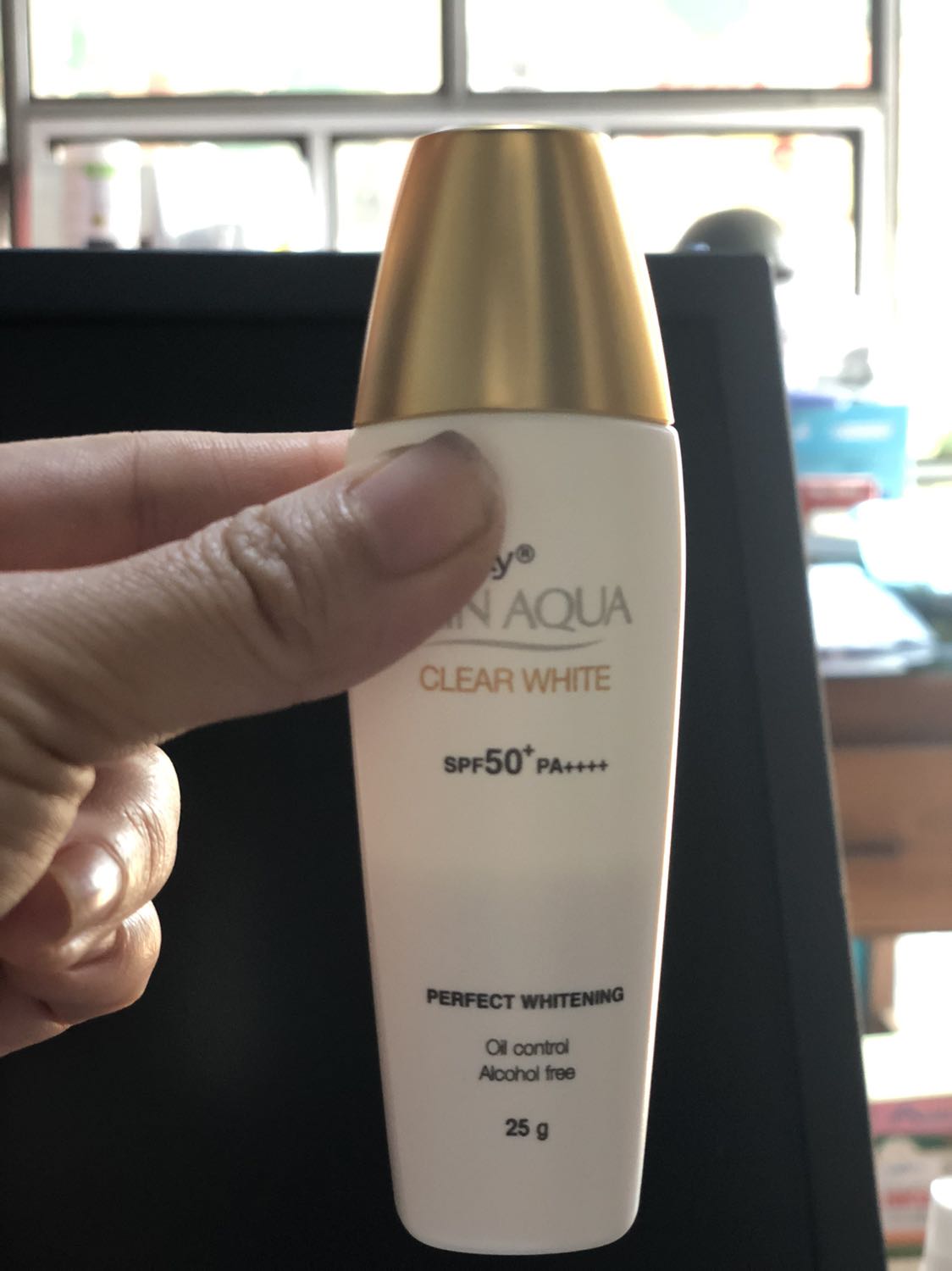 Giao hàng nhanh, hàng nguyên vẹn, nhưng thấy giơ lên xem có nửa chai (đóng bao bì rõ to) không biết có đủ trọng lượng 25g không ???
Chất kem màu trắng mới thoa thì hơi nhờn bóng, 1 lúc sau thì thấm hết, về khoản nâng tone thì nâng rất rất nhẹ khi thoa thôi, sau thì không có gì khác biệt. Kiểm dầu thì chưa biết, vì vừa nhận. Sẽ phản hồi sau