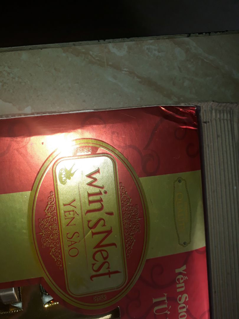 Đóng gói hàng siêu tệ. Hộp ngoài thì nhàu, cũ, bị bóp méo hết, chắc cửa hàng nhét ở góc nào thấy khách đặt thì lôi ra đóng.