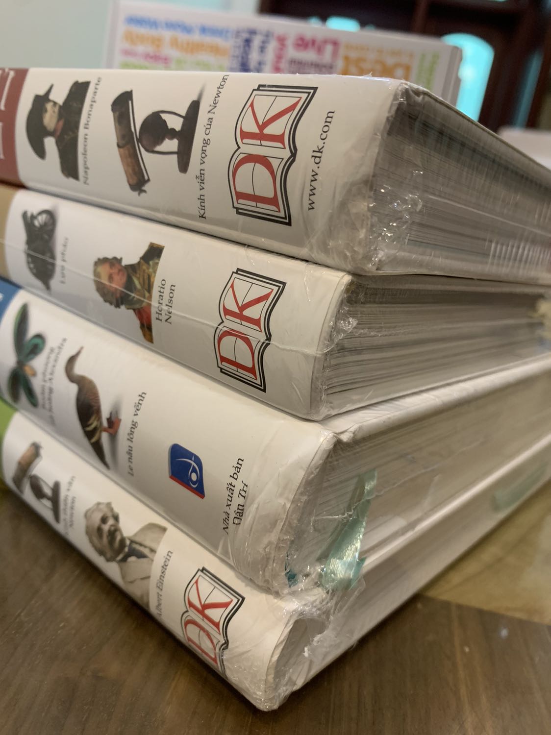 Hộp đóng hàng thì bị rách như bị quăng quật làm sách bên trong cũng móp theo. Mình đặt mua ở Fahasa vì hy vọng nhà sách sẽ không làm móp méo sách nhưng lần này thật thất vọng, giá trị quyển sách không hề rẻ. Nội dung sách thì xuất sắc rồi.