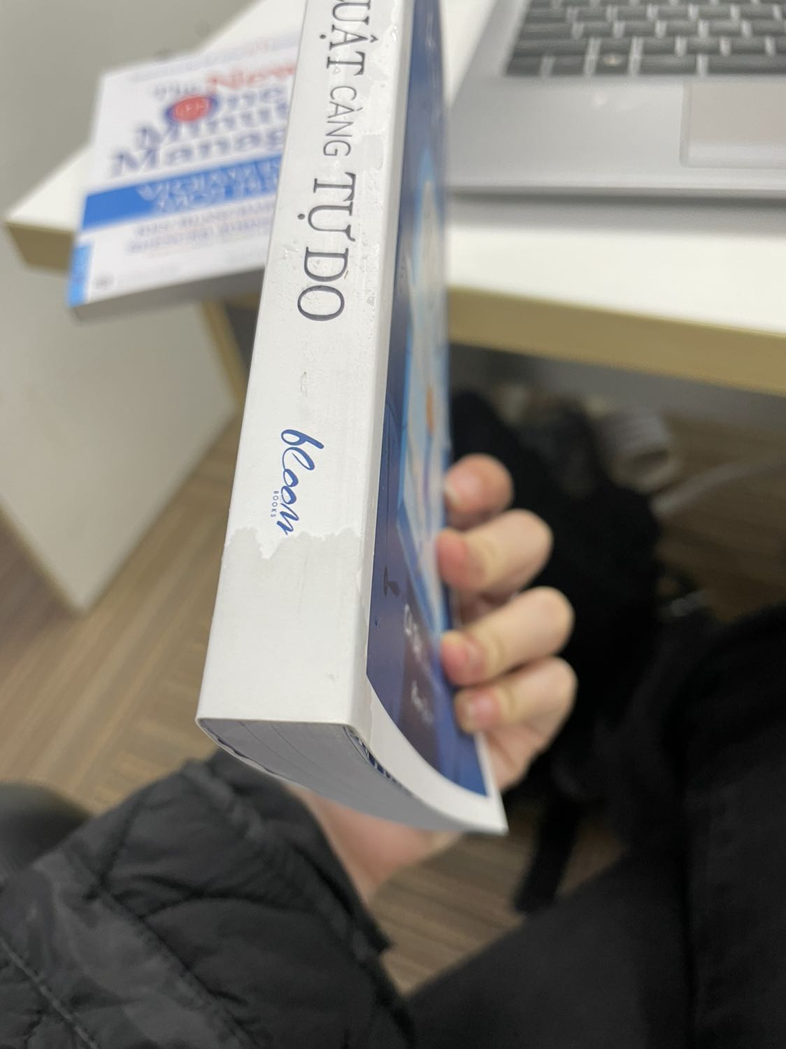 Mua sách, trời mưa, shipper giao cho cục hàng bằng giấy ướt mẹp :)