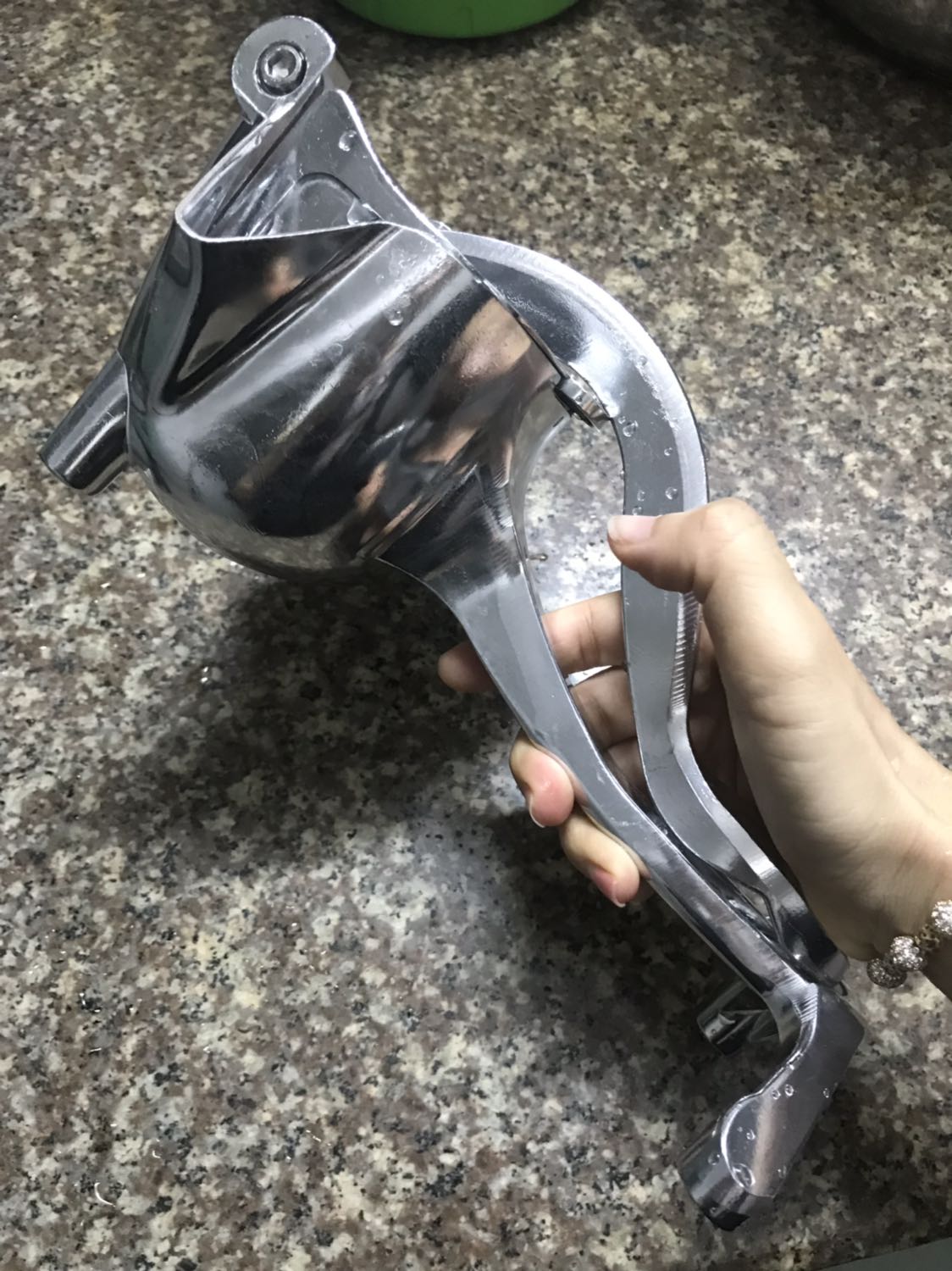 Vừa nhận hàng xong vô thử ép liền. Cảm quan thì cũng khá chắc chắn, cầm vừa tay, ko nặng lắm. Ép chỉ tạm dk thôi, ai đòi hỏi phải khô bã thì ko có đâu nhé :). Một nhược điểm nữa là lúc ép nước cứ chảy ngược ra ngoài, cái này nhà sx nên nghiên cứu thêm ^^. Được cái dùng xong vệ sinh tháo rửa dễ dàng. Cho nên ai lười tháo lắp máy ép chuyên dụng mà vẫn thích uống nước ép thì cái này là phù hợp. À mà chỉ ép dk những loại  mềm và nhiều nước thôi.