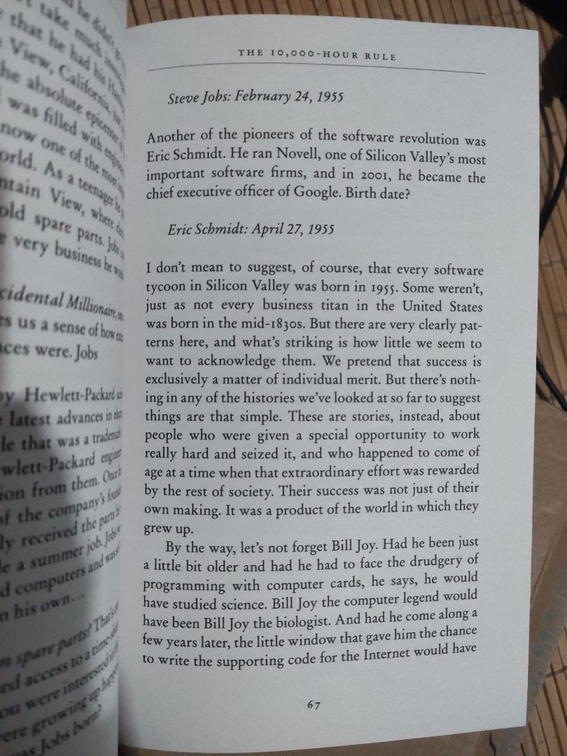 Mình thích ngửi mùi sách, mà mùi sách này khá thơm luôn, k phải nồng như nước hoa mà là mùi thơm của giấy thoảng thoảng mùi mực nữa =)). Chất liệu giấy cũng ưng luôn, không phải tráng thêm lớp bóng hay sáng trắng mà là mộc mạc, xám xám ấyy. Ưng