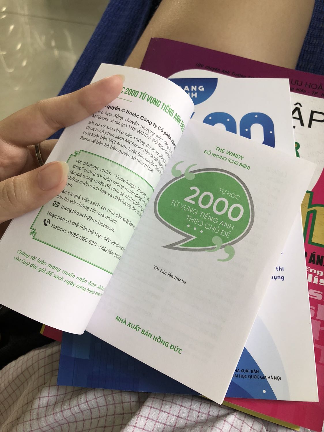 Sách in siêu đẹp luôn, be bé cầm nhẹ tay nhưng hơi nhỏ nên mình cầm chưa quen :))) tiện đem theo đi mọi nơi để học, mình mua tại bìa cute quá với săn được nửa giá, nhưng nội dung sách hay nha mọi người, tải app MCBooks xong quét mã QR trên sách còn được tặng audio luyện nghe và ebook á mọi người ơi