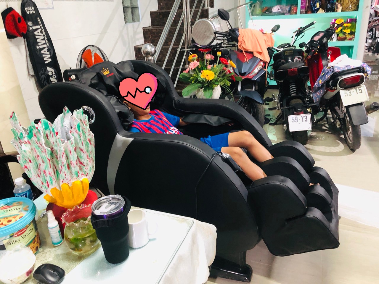 Chiếc ghế này trông giống như một máy biến áp trong hình, nhưng đảm bảo nó hấp dẫn hơn nhiều khi đặt trong phòng khách. Lúc đầu, mình cũng hơi lo lắng vì giá thấp hơn so với các hãng khác, nhưng hóa ra đó là một phần thưởng vì chiếc ghế này đáng giá từng xu. Mình thực sự không thể nói đủ, mát xa rất tốt, tất cả mọi thứ, bao gồm từ cổ, vai, gáy, lưng, mông cả bàn chân. Có thể giữ nó ở chế độ thư giãn và xem tivi. Cậu em hôm đầu kêu hơi đau nhưng giờ cũng thích ngồi miết. 
Sản phẩm được cam kết bảo hành 5 năm, và bảo dưỡng định kỳ từ hãng.
Rất hài lòng. Vote 5 sao cho sản phẩm và dịch vụ của Tiki.