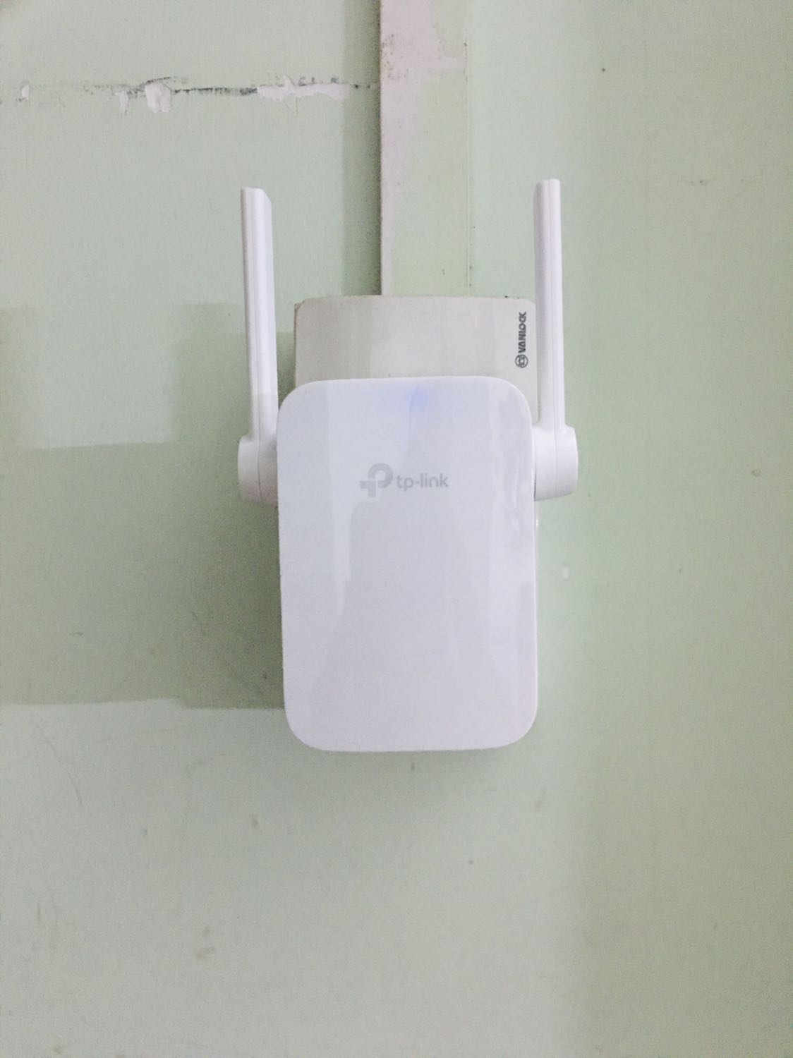 Giao hàng nhanh
Đóng gói cẩn thận
Băng thông thì k mở rộng đc như quảng cáo, mạng ext yếu, vào *** mà thấy chạy k nổi, k load đc luôn.
Xem như là một trải nghiệm cho biết.
Muốn mạnh chắc chỉ có lắp gói cao và dùng thêm cục phát phụ chứ kích wifi này thì k ăn thua 😊