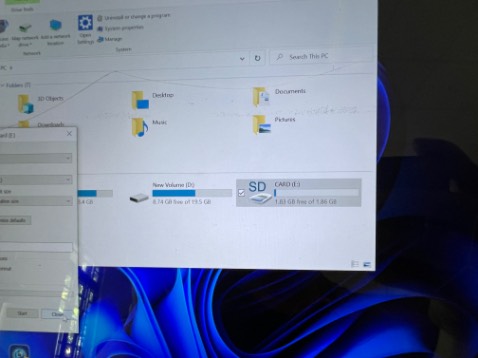 Mua 2 cái thẻ 64Gb, một thẻ bị lỗi, gắn vào camera không định dạng được, gắn vào điện thoại chỉ hiện lên 1.8Gb, định dạng cũng không đươc. lắp máy tính cũng chỉ hiện 1.8Gb, định dạng không được luôn. Yêu cầu đổi thẻ khác