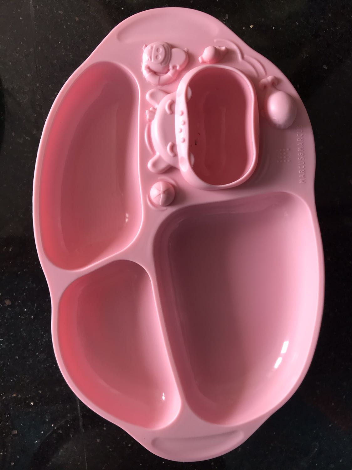 Khay nhỏ hơn tưởng tượng nhưng rất xinh xắn, độ bám dính cũng tạm được, con trẻ không gỡ ra được, đặc biệt là không có mùi hôi. Điểm trừ là giao hàng bị bụi dính nhiều quá, chắc do để lâu trong kho hay sao á