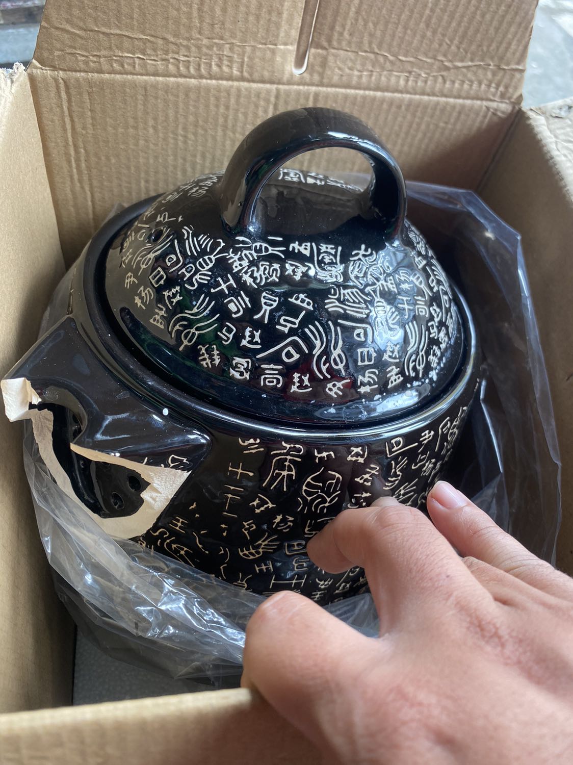 Vừa mới mở ra đã thấy hàng bị vỡ. Đề nghị tiki xem xét lại