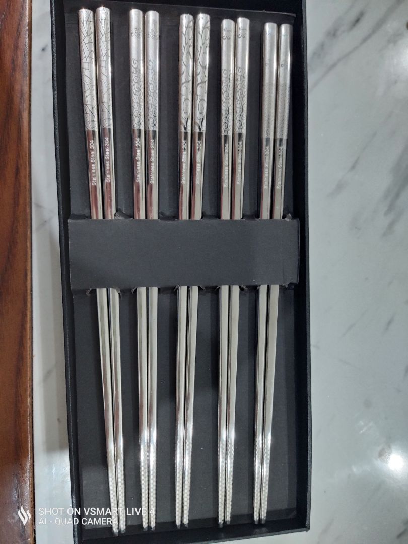 Đũa rất đẹp gắp ko bị trơn, cầm chắc tay, rất đáng mua. Dùng đũa này ko bị mốc nên yên tâm