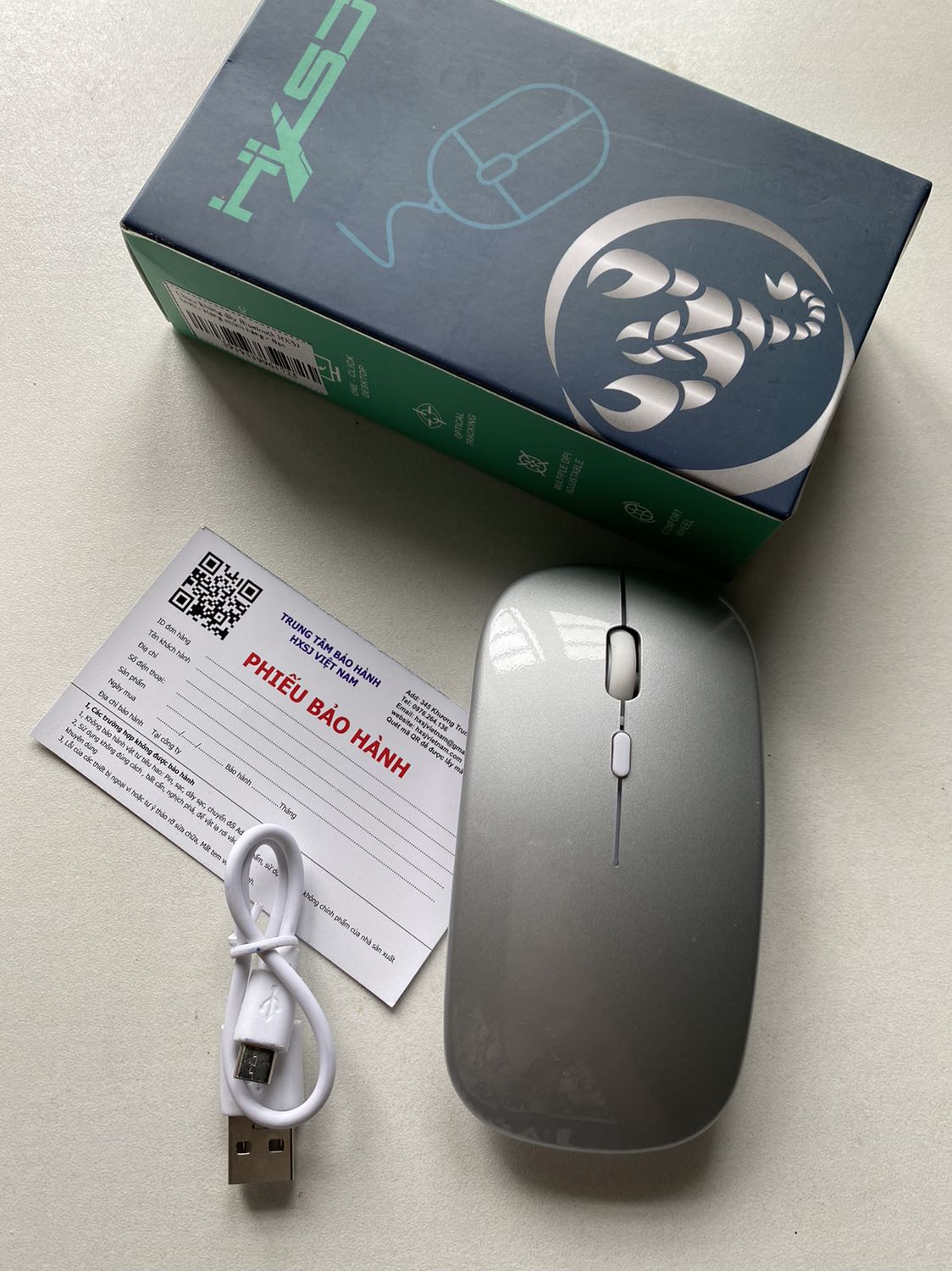 Dùng macbook mà không muốn mua magic mouse lãng phí mà bất tiện thì nhất định phải mua em này
Tiện lợi cực kỳ chỉ cần gạt xuống phần bluetooth là mây tự động lết nối không cần cắm đầu usb hay giây. Nhẹ, nhỏ gọn tiện lợi dễ dùng. Pin cũng khá lâu mình nhận hàng, dùng hơn 1 tuần đến nay vẫn chưa cần sạc. Không biết độ bền ntn nhưng với giá này thì như vậy cũng ok . Gói hàng kĩ càng.