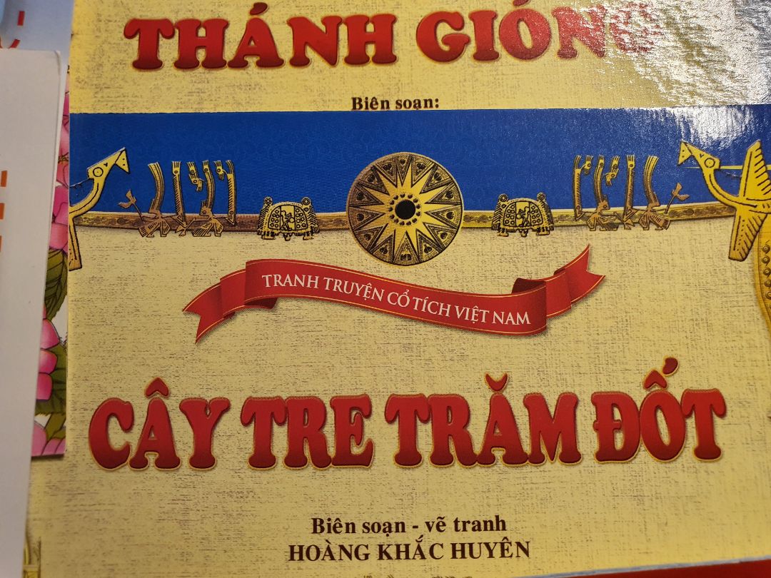 Bộ này gồm 4 loại truyện, như hình mình chụp kèm cho các bạn xem. Ban đầu mình định mua cổ tích VN cho con, rồi lại mua vội bộ này. Kể ra thì cũng được.