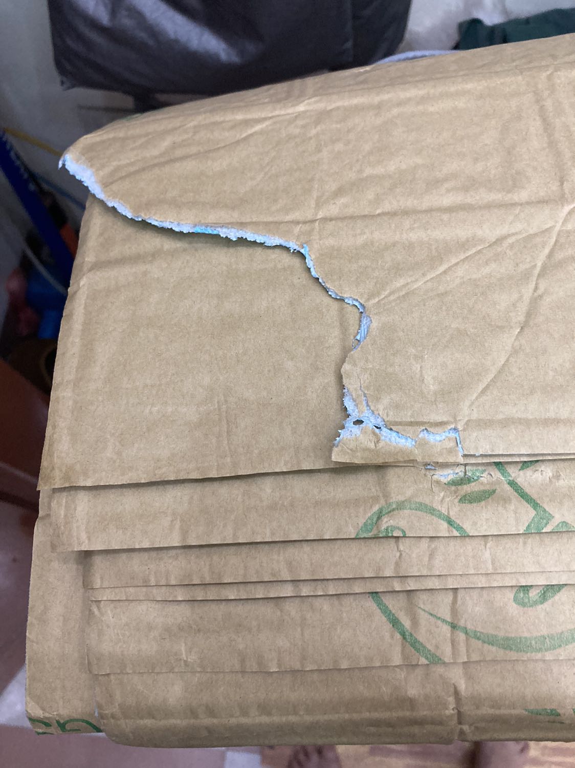 Tấm dán bị rách 1 góc to, bị thủng 3 tấm. Ko bao giờ đặt lại lần 2.